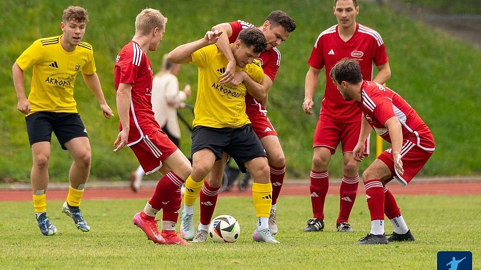 Die roten Oberegger ließen dem TSV Ottobeuren kaum Raum und setzten sich mit 4:3 durch.