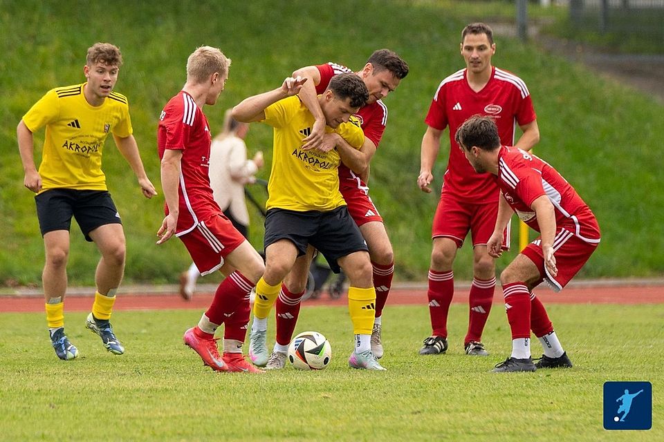 Die roten Oberegger ließen dem TSV Ottobeuren kaum Raum und setzten sich mit 4:3 durch.