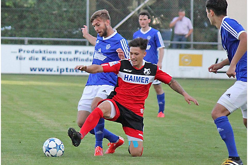 Drei gegen Daniel Ritzer. Der TSV Aindling konnte sich im ersten Heimspiel gegen den SC Olching nicht immer so durchsetzen.  Foto: Melanie Nießl