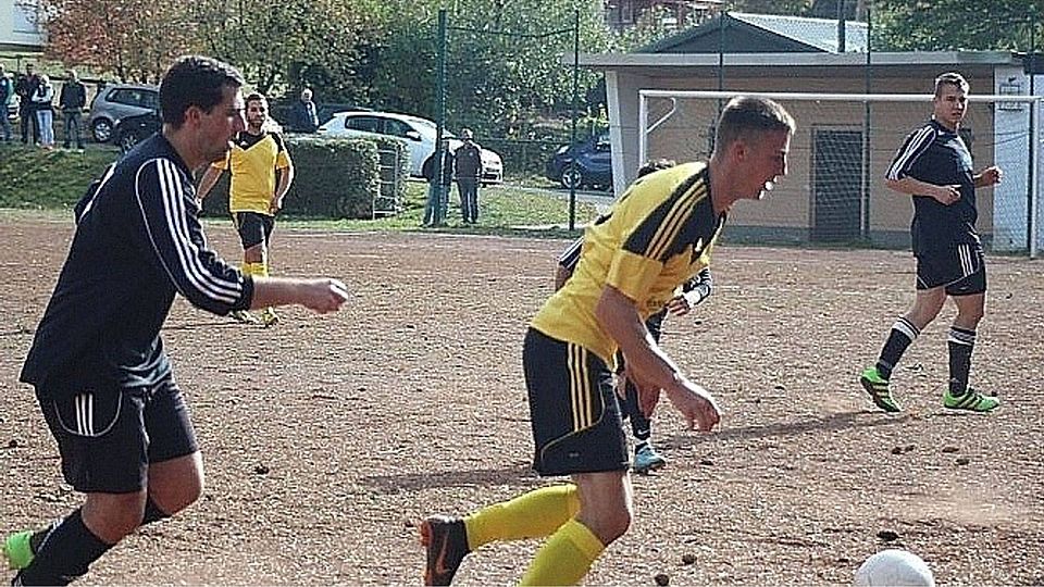 Kämpfen hinter Primus Pfaffen-Schwabenheim und Hargesheim um den Aufstieg: Leon Leister (gelbes Trikot) und seine SG Spabrücken. F: Baus