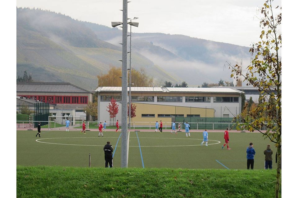 Fußball ohne Dusch- und Umkleidemöglichkeit: Das soll es auf dem Sportgelände am Schulzentrum Schweich bald nicht mehr geben. TV-Foto: Albert Follmann