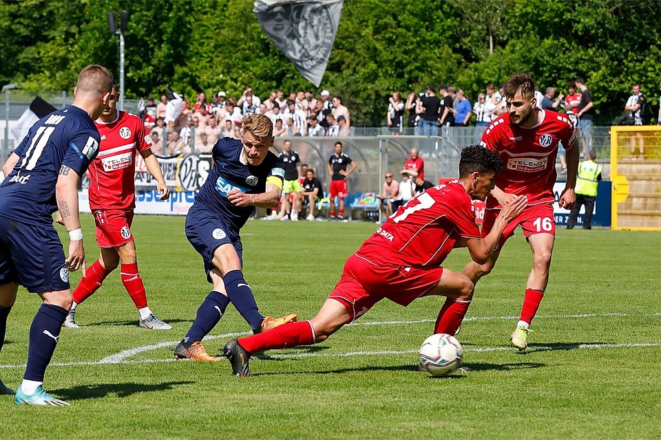 Walldorfs Maik Goß hat abgezogen. Die 0:2-Niederlage gegen Aalen konnte das nicht verhindern.