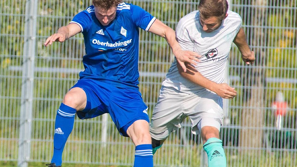 Den Abwehr-Routinier nach vorne beordert: Dominik Nibler (l.) sorgt in der Schlussphase für Wirbel.