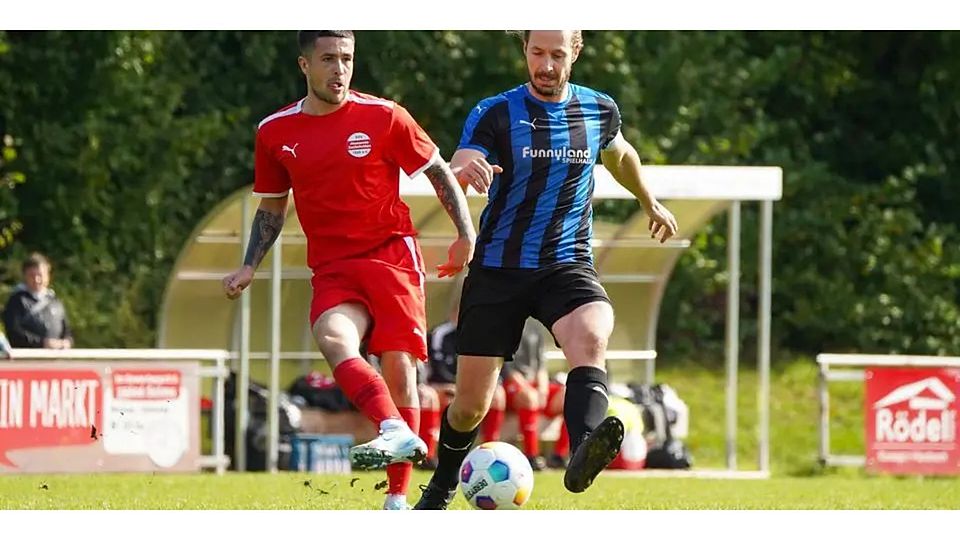 Jannis Lang (l.) vom SSV Sechshelden erzielt in der Relegation um die Fußball-Gruppenliga gegen die SG Oberes Edertal den Ausgleich. © Isabel Althof