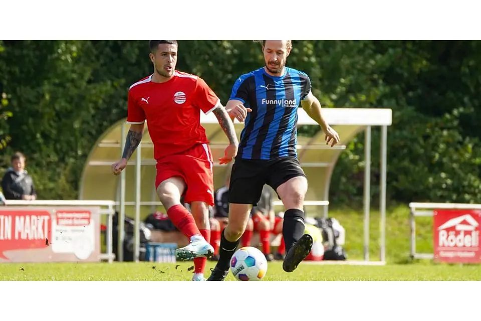 Jannis Lang (l.) vom SSV Sechshelden erzielt in der Relegation um die Fußball-Gruppenliga gegen die SG Oberes Edertal den Ausgleich. © Isabel Althof
