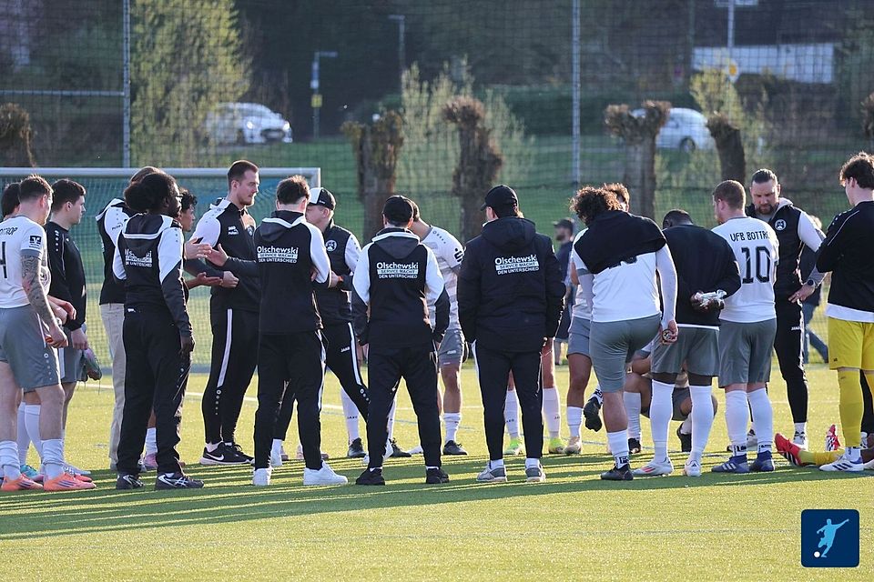 Nach Spielende formierte sich der VfB in einem großen Kreis.