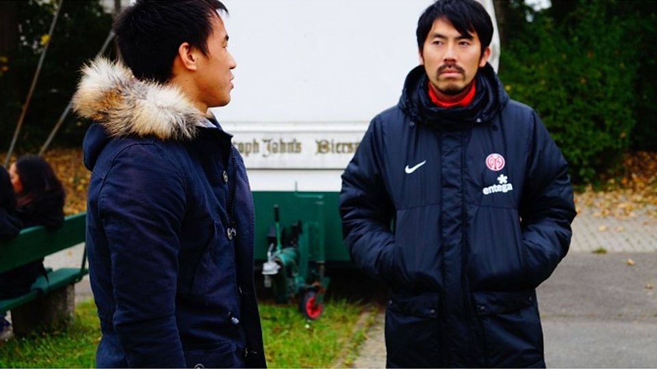 Takashi Yamashita (rechts) gehört wie auch Fußball-Profi Shinji Okazaki (links) zu den Vereinsgründern des FC Basara Mainz. 	Archivfoto: Sascha Kopp