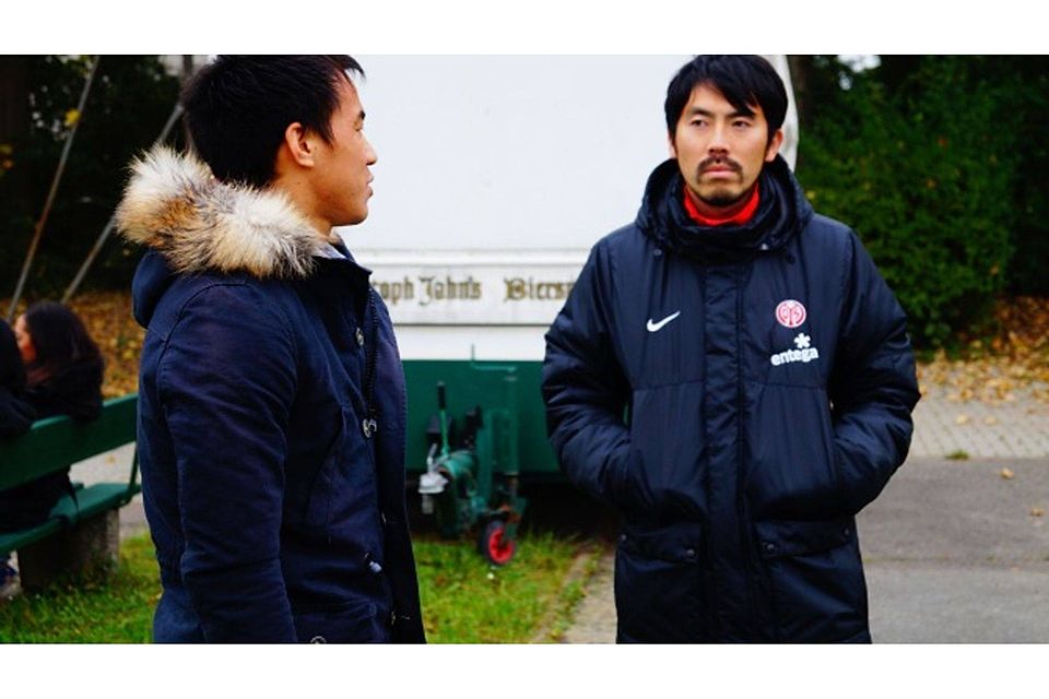Takashi Yamashita (rechts) gehört wie auch Fußball-Profi Shinji Okazaki (links) zu den Vereinsgründern des FC Basara Mainz. 	Archivfoto: Sascha Kopp