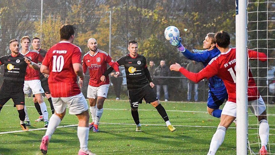 Zieht im Mittelfeld des TSV Düren die Fäden: Der polnische Ex-Nationalspieler Adam Matuschyk (Mitte, in Schwarz).