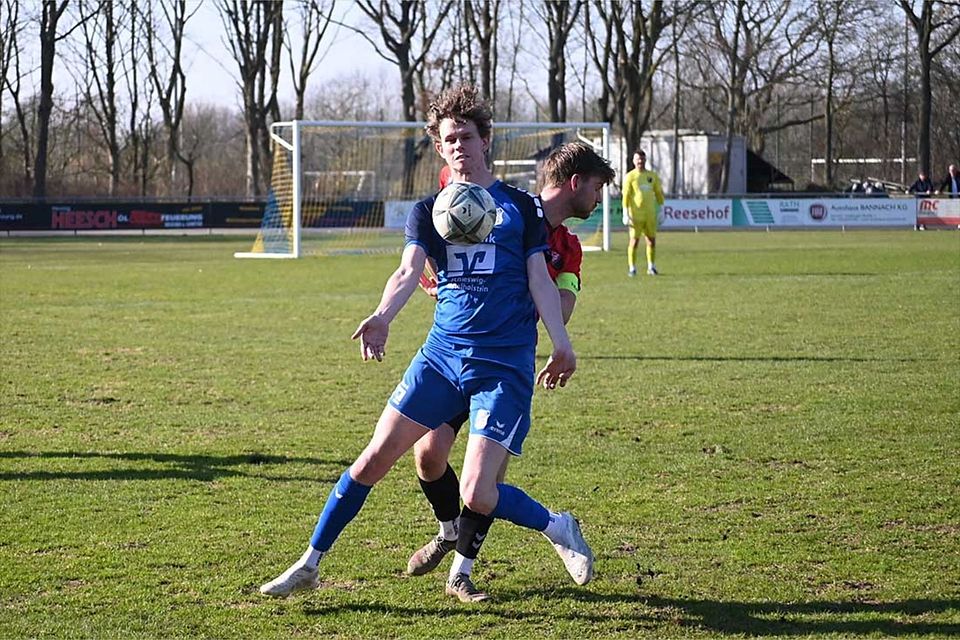 Torschütze Lars Till (vorne, TuS Jevenstedt) gegen Til Berg (TSV Kropp). Torschütze Lars Till (vorne, TuS Jevenstedt) gegen Til Berg (TSV Kropp).