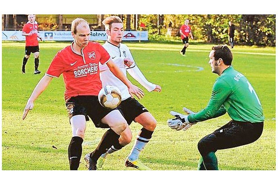 In den entscheidenden Momenten fehlte den Winkumern (rote Trikots) die nötige Ruhe. Am Ende verlor der SC im Kellerduell zu Hause gegen Gehlenberg mit 1:2.   Bild: Björn Lichtfuß
