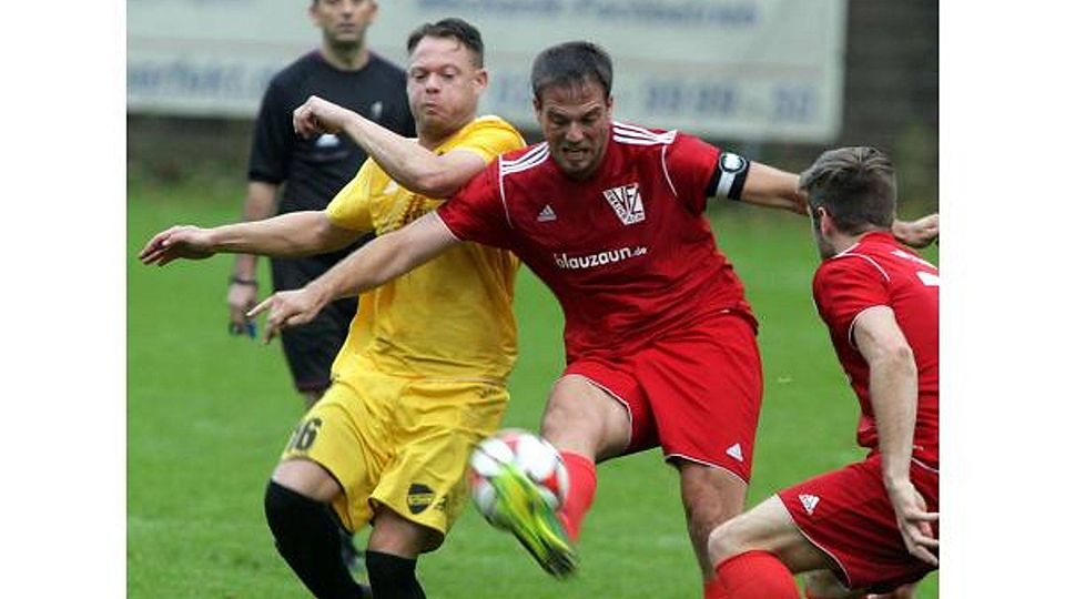 Top-Duell: Michael Henseler (rechts) und der VfL Rheinbach erwarten den Spitzenreiter Siegburger SV 04.  FOTO: HENRY