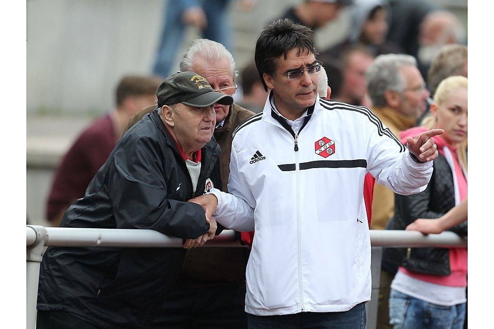 Geht zuversichtlich ins Spitzenspiel gegen den vermeintlichen Topfavoriten FC Bierstadt - Orlens Coach Jürgen Menger (rechts). Archivfoto: Rene Vigneron.