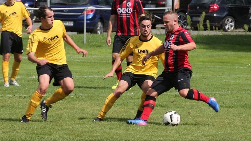 Als Spielertrainer des erfolgreichen A-Ligisten KSV Aulendiebach setzt Christoph Werner (rechts) Akzente und sieht sich in dieser Szene den Gederner Kontrahenten gegenüber.  	 Foto: sen/Archiv