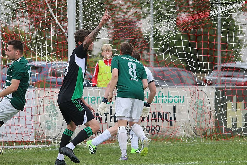 Feiert der SV Obertrübenbach (in Schwarz) am Montag den Aufstieg in die Kreisliga? Feiert der SV Obertrübenbach (in Schwarz) am Montag den Aufstieg in die Kreisliga?