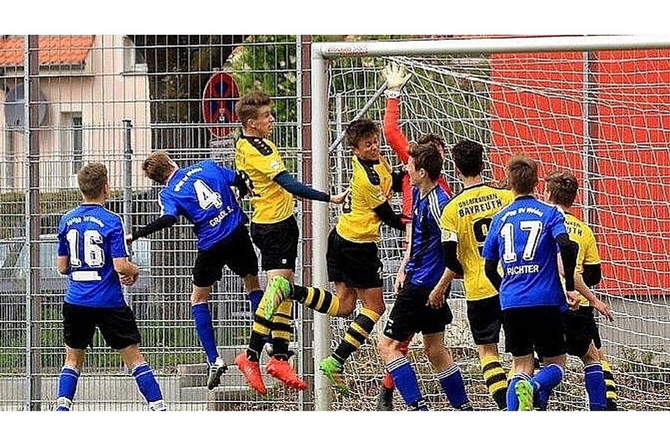 Freude am Wasserwerk: Die Jungs der U15 (in schwarz-blau) sind auch in der nächsten Saison Bayernligist. F: F.Richter