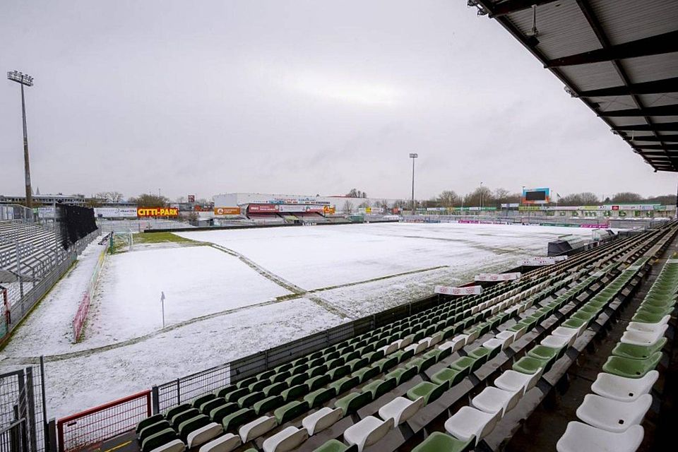 Schnee, Eis und ein tiefgefrorener Rasen: Im Lübecker Stadion Lohmühle kann am Wochenende nicht gespielt werden.