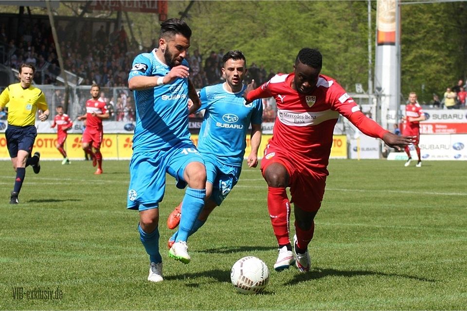 Erich Berko (hier im Duell mit Enzo Marchese und Besar Halimi) wird sich den Kickers anschließen. Foto: Lommel