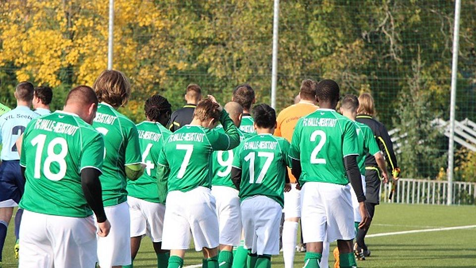 Kulturell gemischt läuft der FC Halle-Neustadt zu den Spielen auf. F: Himmelsbach
