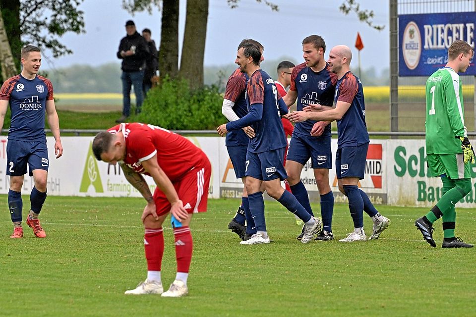 Der TSV Merching (rote Trikots) verlor bei der SpVgg Langerringen 0:3 und verabschiedet sich damit wohl im Titelrennen.