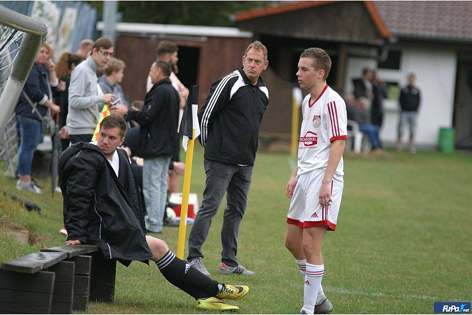 Herstes Coach Ralf Pfeiffer (Mitte) blickt hoffnungsvoll auf die neue Saison