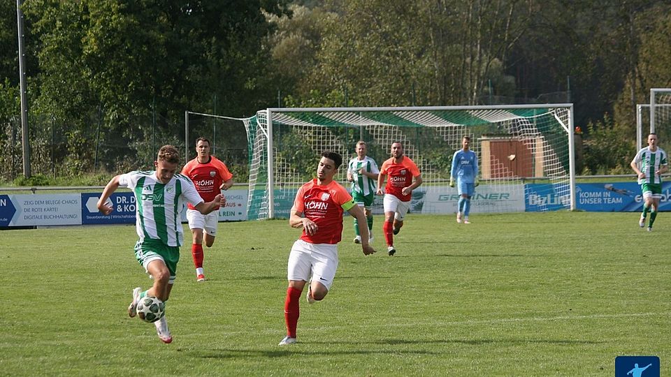 Der FC Wendelstein (in rot), um Kapitän Felix Hammel (3 v. links) möchte gegen den Verfolger aus Alesheim die Tabellenspitze behaupten. 