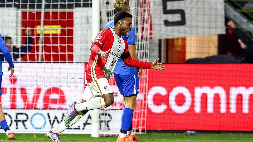 Franck Evina (vorne) kehrt nach Deutschland zurück und verstärkt die Würzburger Kickers.