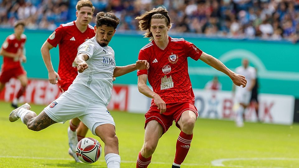 Im DFB-Pokal durfte Elias Handy (r.) mit dem Rostocker FC gegen den 1. FC Heidenheim ran.