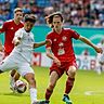 Im DFB-Pokal durfte Elias Handy (r.) mit dem Rostocker FC gegen den 1. FC Heidenheim ran.