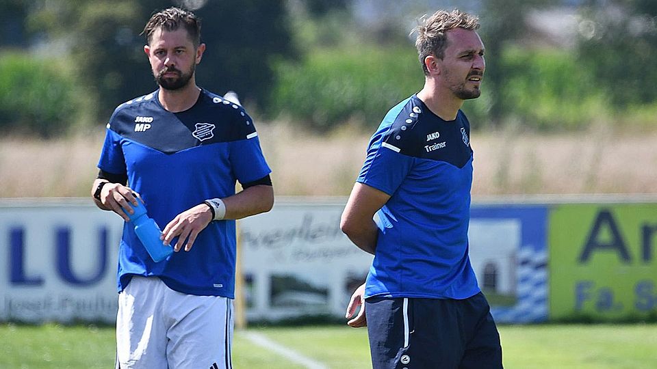 Fabian Hirmer (rechts) und Markus Peetz leiten auch in der kommenden Saison die Geschicke bei der SpVgg Schirmitz.