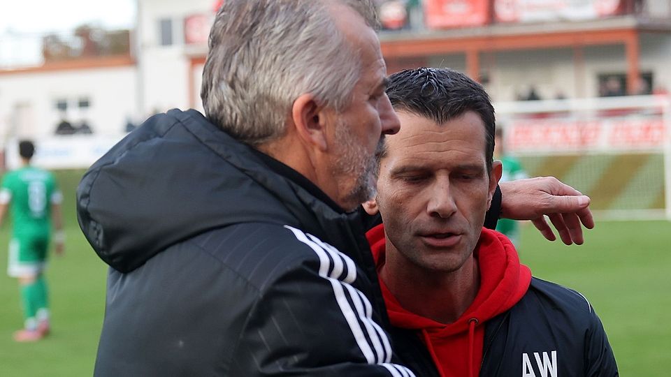 Der eine bleibt, der andere ging: Im vergangenen Jahr standen Alemannia-Coach Elvir Melunovic (links) und sein damaliger Gegenüber bei der SG Hüffelsheim, André Weingärtner, noch gemeinsam beim Verbandsliga-Derby auf dem Rasen.