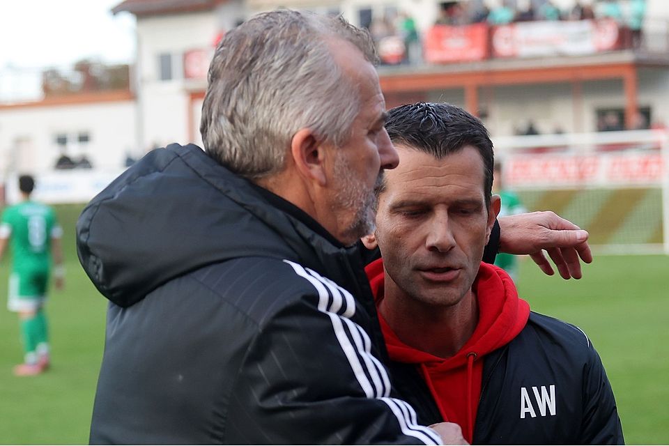 Der eine bleibt, der andere ging: Im vergangenen Jahr standen Alemannia-Coach Elvir Melunovic (links) und sein damaliger Gegenüber bei der SG Hüffelsheim, André Weingärtner, noch gemeinsam beim Verbandsliga-Derby auf dem Rasen.