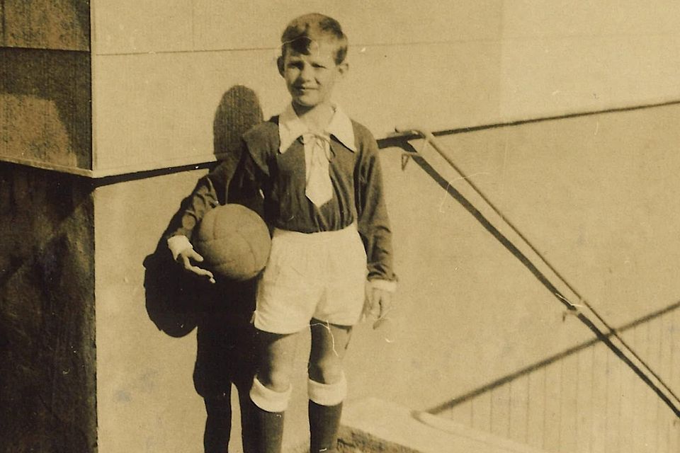 Das liebste Spielzeug ist der Ball: Ernst Wiesmüller als Achtjähriger auf dem – damals nahezu täglichen – Weg zum nächsten Fußballplatz.
