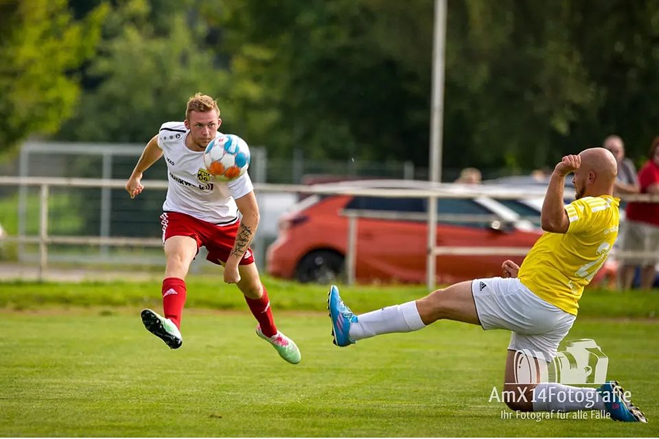 Eric-Jeremy Weidner (links) drehte mit einem lupenreinen Hattrick die Partie vor der Pause.