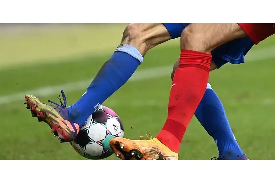 Erfolgreicher Jahresabschluss für die B-Jugend-Fußballer des FC Burgsolms: Gegen die JSG Twistesee gelingt ein 10:3-Heimerfolg. (Symbolbild) © Uli Deck/dpa Erfolgreicher Jahresabschluss für die B-Jugend-Fußballer des FC Burgsolms: Gegen die JSG Twistesee gelingt ein 10:3-Heimerfolg. (Symbolbild) © Uli Deck/dpa