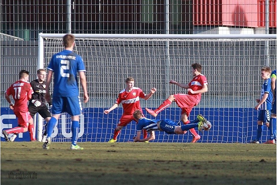 Niklas Hoffman köpft für den KSC zur 1:0-Sieg über den VfB Stuttgart ein. Foto: Lommel