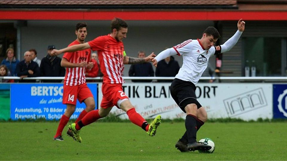 Zuletzt hat der SV Baindt (Philipp Thoma gegen Kressbronns Berthold Lang) in der Bezirksliga sehr erfolgreich gespielt. Foto: Elke Obser