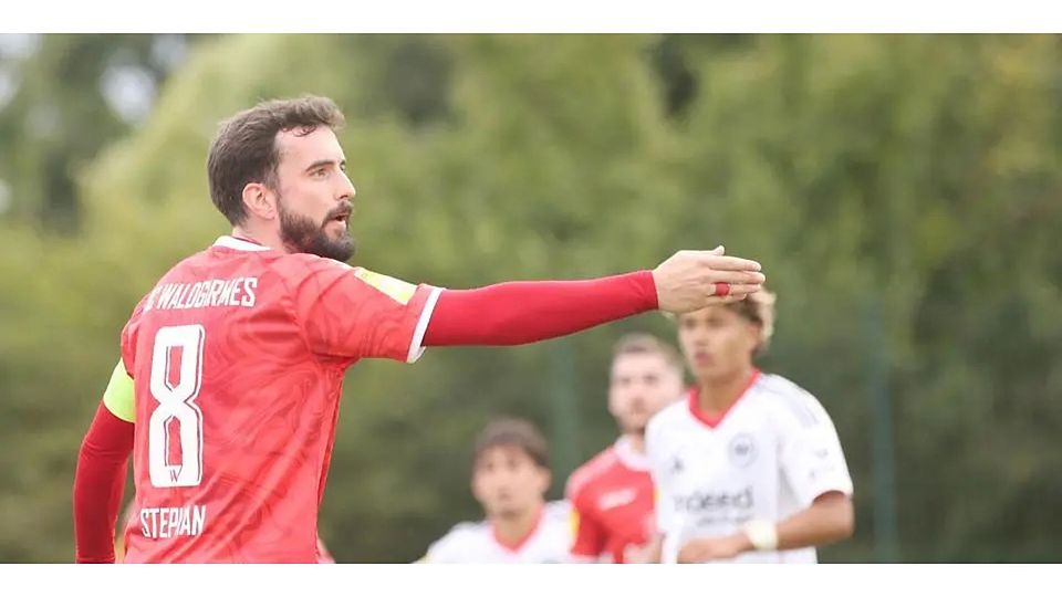 Gibt weiterhin die Richtung beim Fußball-Hessenligisten SC Waldgirmes vor – wenn aktuell auch nur außerhalb des Spielfeldes: Luis Stephan. © Steffen Bär