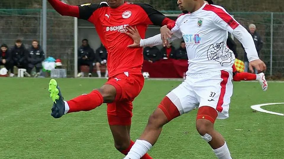 Zurück im Training bei RW Walldorf: Robert Metzler (links, hier in einem Testspiel gegen Wormatia Worms und Younes Azahaf.