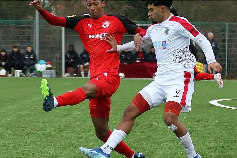 Zurück im Training bei RW Walldorf: Robert Metzler (links, hier in einem Testspiel gegen Wormatia Worms und Younes Azahaf.