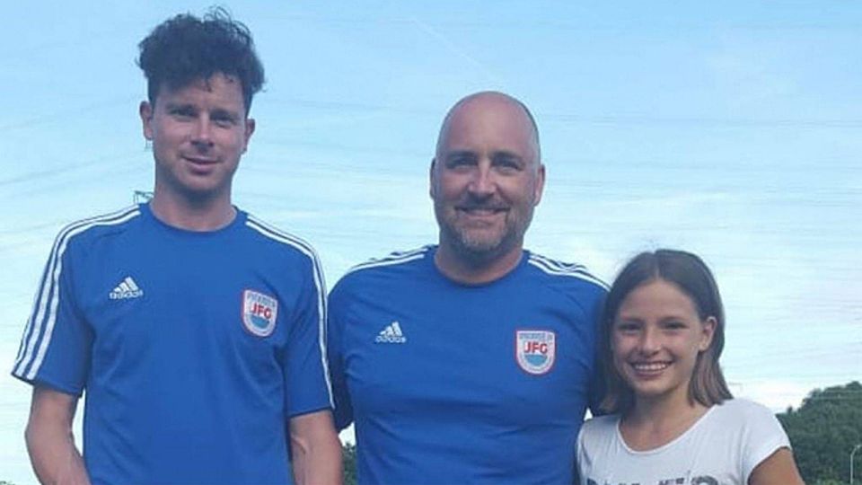 Mit gutem Beispiel geht, respektive läuft der Chef voraus. JFG-Vorsitzender Claus Tebart (M.) beteiligte sich beim Sponsorenlauf und 14 Runden mit je 700 Metern. Noch fleißiger war der Sportlicher Leiter Florian Neubert (l.) mit 30 Runden sowie Lea Urban (r.) und Til Koschera, die es gleich auf 31 Runden brachten. Privat