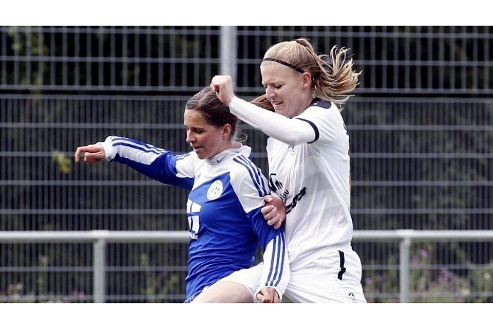 Störfaktor: SCO-Kickerin Vanessa Kempf (rechts) kämpft mit der Landeshauptstädterin Jessica Hess um den Ball. In der Fußball-Hessenliga bringen die Rüsselsheimerinnen dem MFFC Wiesbaden die erste Saisonniederlage bei.