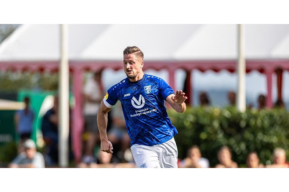 Hendrik Starostzik und der VfB Marburg müssen in der Fußball-Hessenliga eine klare Niederlage in Darmstadt einstecken. (Archivbild) © Stefan Tschersich
