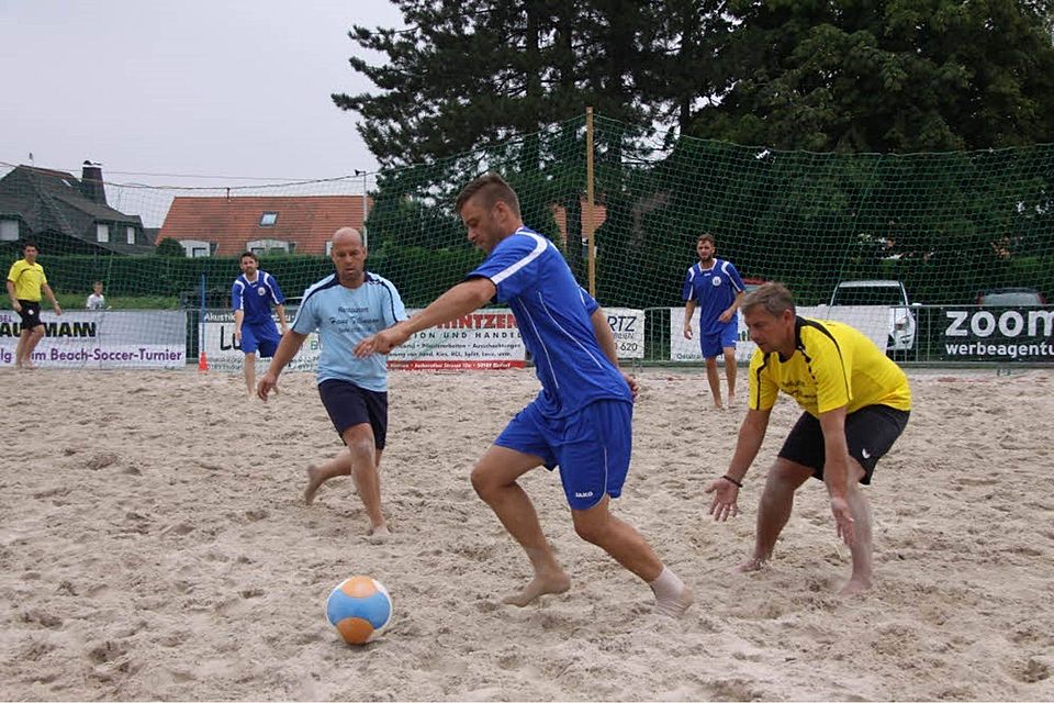 Im knöcheltiefen Sand wird   beim achten Beachsoccer-Turnier des  SC 08 Elsdorf  wieder um   die Siegerpreise  gekämpft. Foto: Moers