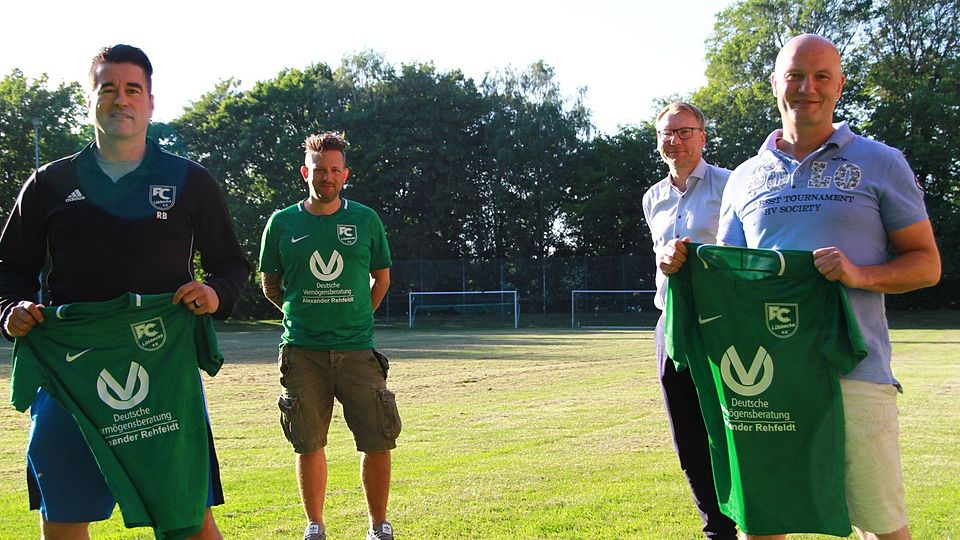 Bilden in der neuen Saison das Trainergespann beim FC Lübbecke: Roland Brandt (links) und Mark Cholewa. Mit Abstand dahinter Sven Lindenblatt (Geschäftsführer) und Mario Schlehäuser (Sportdirektor)