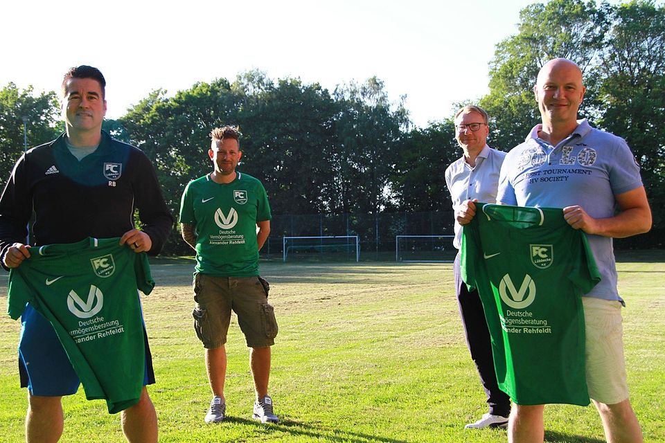 Bilden in der neuen Saison das Trainergespann beim FC Lübbecke: Roland Brandt (links) und Mark Cholewa. Mit Abstand dahinter Sven Lindenblatt (Geschäftsführer) und Mario Schlehäuser (Sportdirektor)