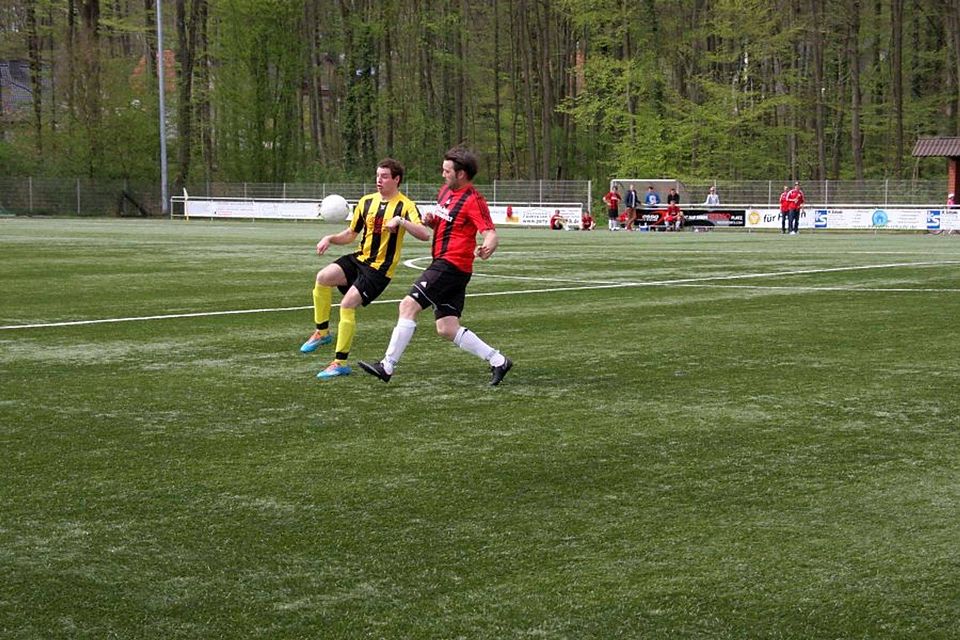 Voller Einsatz im Abstiegskampf: TuS Glane III will sich gegen Oesede III behaupten. F: Christian Hormann