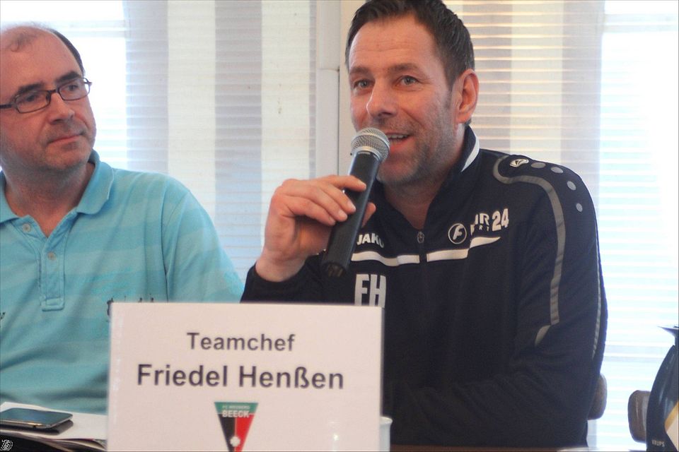 Nach dem ersten Sieg in der Regionalliga gegen Essen-Kray: Friedel Henßen spricht auf der Pressekonferenz. F: Peters