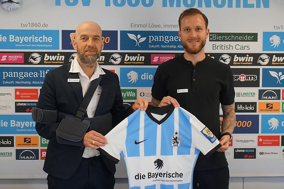 Ein verlorener Sohn kehrt zurück: Tim Rieder, hier neben Sportchef Günther Gorenzel, ist der erste offizielle Neuzugang des TSV 1860.