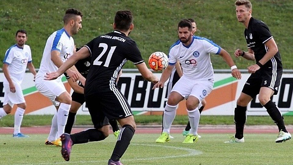 Gegen die Hassia behauptet Gürkan Satici den Ball.  (Foto: Mario Luge)